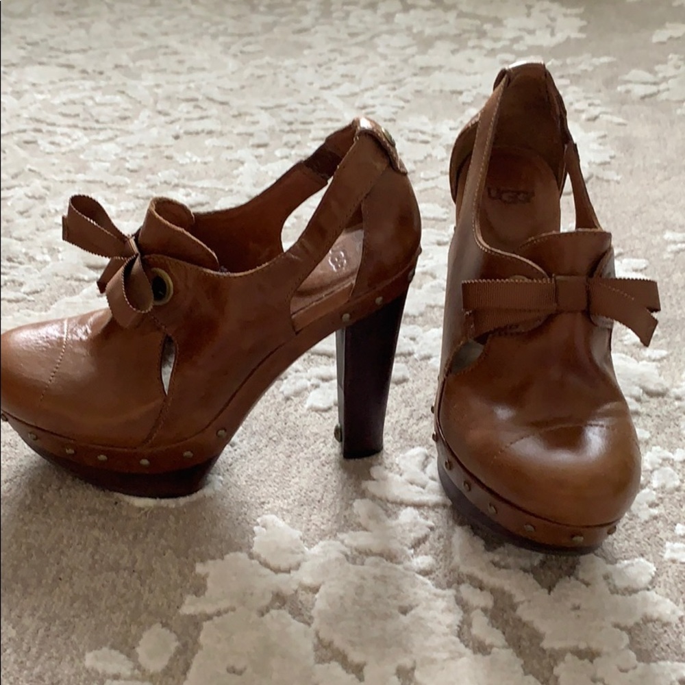 UGG clog heals